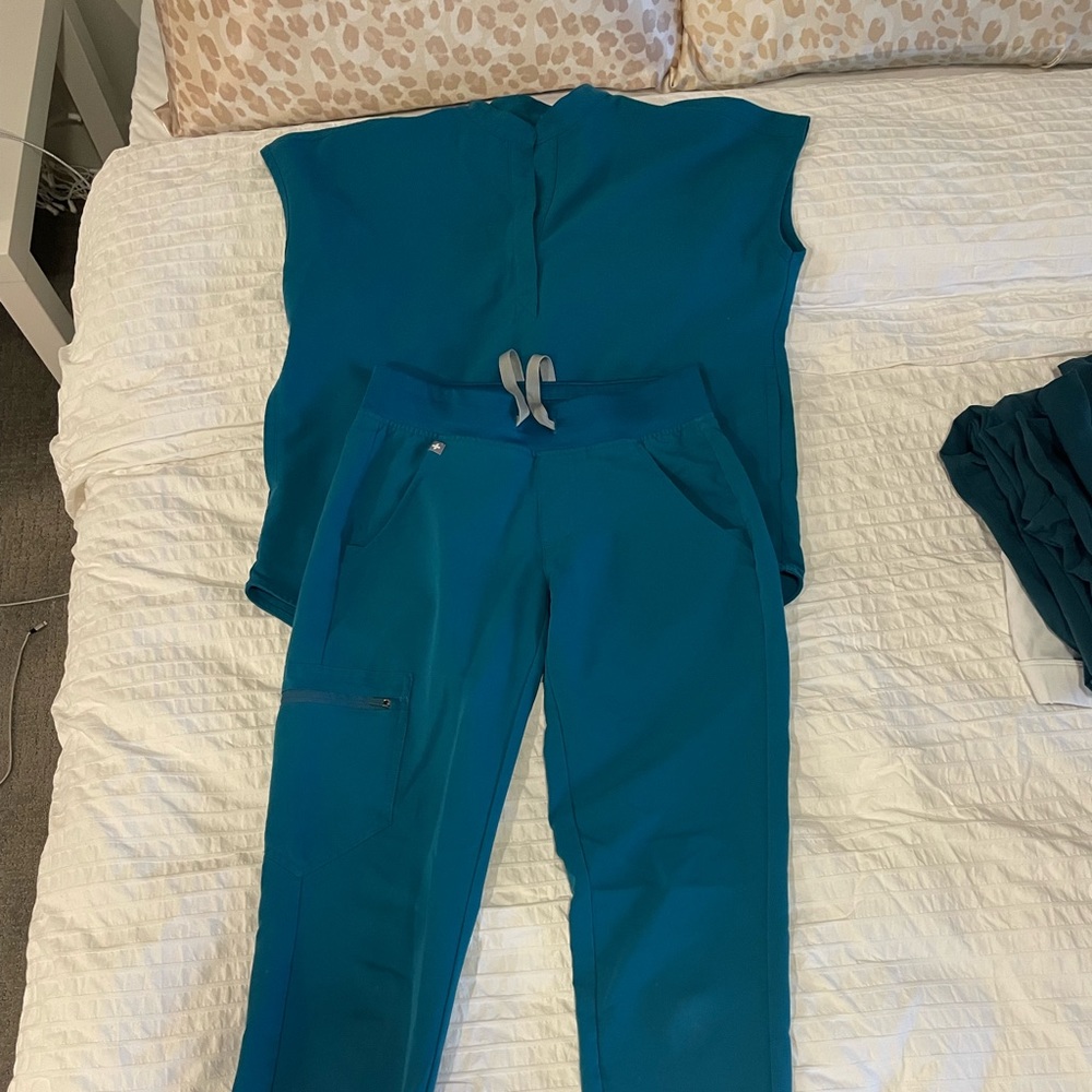 Pacific Blue figs xxs Rafaela top and xxsp Zamora joggers